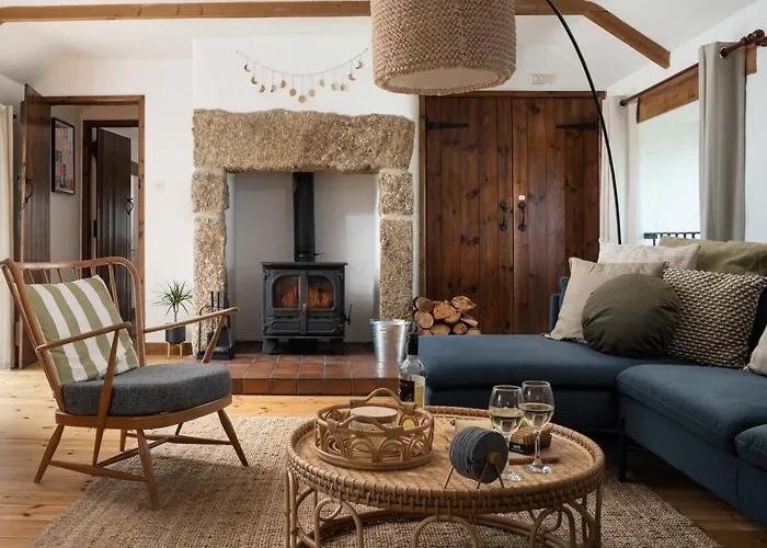 Porthcurno Barns, The Big Barn - Spacious & Cosy Cottage, Walk To Porthcurno Beach, Pedn Vouder & Minack Theatre