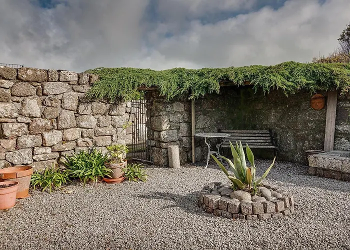Porthcurno Barns, The Big Barn - Spacious & Cosy Cottage, Walk To Porthcurno Beach, Pedn Vouder & Minack Theatre