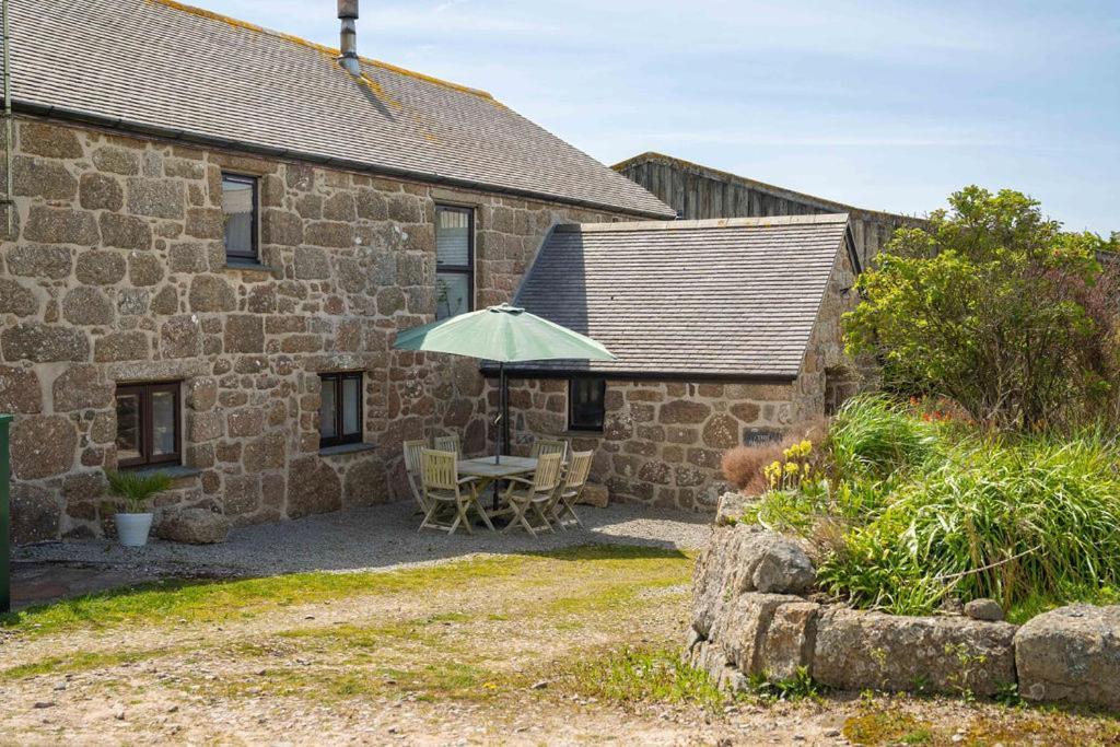 Porthcurno Barns, The Big Barn - Spacious & Cosy Cottage, Walk To Porthcurno Beach, Pedn Vouder & Minack Theatre * Penzance