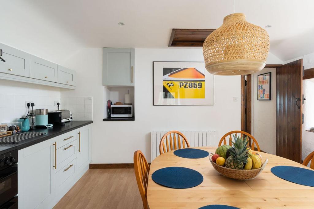 Porthcurno Barns, The Big Barn - Spacious & Cosy Cottage, Walk To Porthcurno Beach, Pedn Vouder & Minack Theatre * Penzance