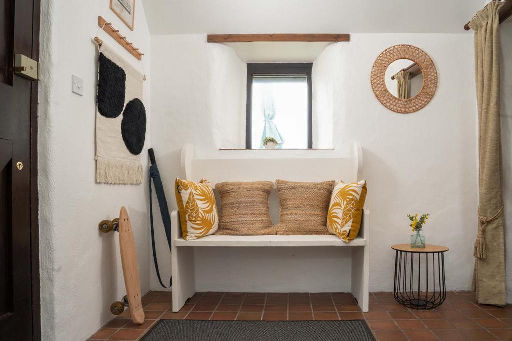Porthcurno Barns, The Big Barn - Spacious & Cosy Cottage, Walk To Porthcurno Beach, Pedn Vouder & Minack Theatre *